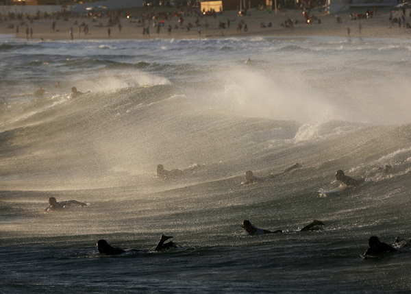 SURF: Un grupo de surfistas espera a las olas en la playa de Ipanema. La contaminación del agua y del aire es evidente en las grandes ciudades como Río de Janeiro o Sao Paulo. La degradación de la tierra y la deforestación son las amenazas que sufre el medio ambiente. MARIO TAMA/Getty Images