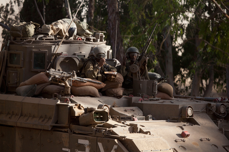 Tanques del ejército de Israel se posicionan a lo largo de la frontera con la Franja. (Lior Mizrahi/Getty Images)