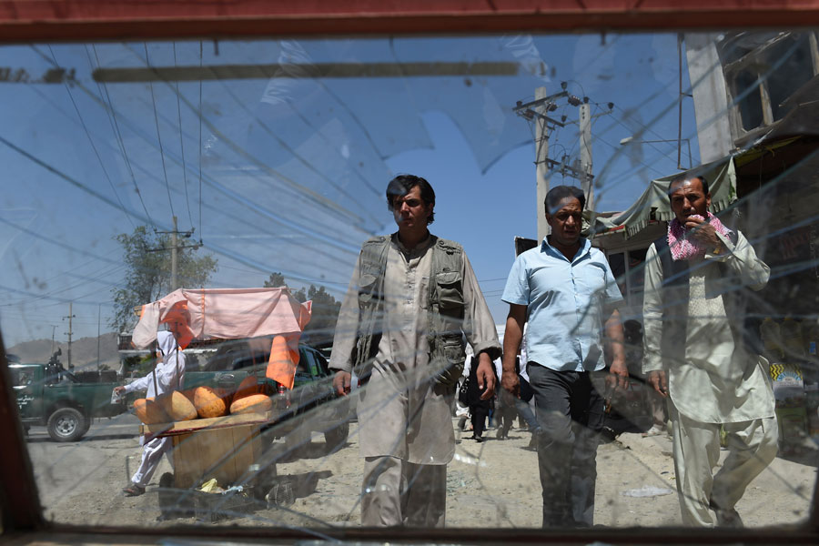 Afganistán registró el segundo mayor aumento de muertes en 2014 con 1.391, un incremento del 45% respecto al 2013. Los talibanes mataron a casi un 50% más de personas en 2014 que el año anterior, centrándose fundamentalmente en objetivos policiales mediante atentados con explosivos. La mortalidad de los ataques se incrementó en 2014, año en que los terroristas mataron a 3,9 personas de media en cada acción. En la foto un grupo de hombres pasea por las calles de Kabul cerca de donde ha estallado un bomba. Wakil Kohsar /AFP/Getty Images