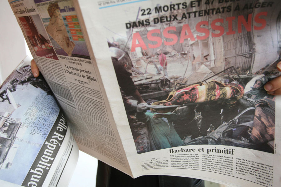 Argelia registró el segundo mayor descenso de muertes, que fue del 92%. Con solo siete muertes en 2014, el país alcanzó sus niveles más bajos de terrorismo desde 1993. La reducción en las cifras es en gran medida debido a la disminución de la actividad de la Brigada al Mua'qi'oon Biddam ("Aquellos que firman con sangre"), un grupo que asesinó a 69 personas en Argelia en 2013 y ninguna en 2014. En la imagen una mujer argelina lee un periódico que informa sobre un atentado en las oficinas de la ONU en Argel. Fayez Nureldine/AFP/Getty Images