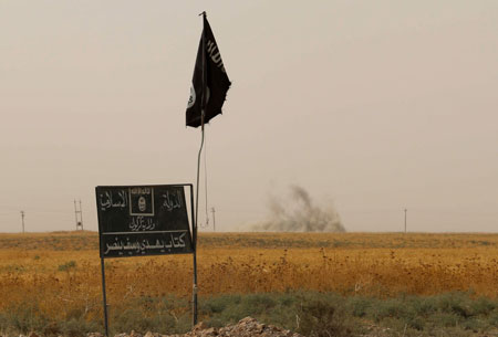 Bandera y banner del Estado Islámico cerca de la ciudad iraquí de Kirkuk . Marwan Ibrahim/AFP/Getty Images