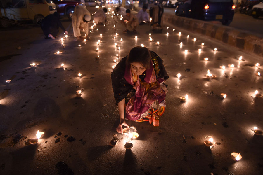 El país con el mayor descenso de muertes es Pakistán, donde el número de víctimas causadas por el terrorismo se redujo un 25%, hasta las 1.760. Esto es en parte debido a la mayor fracturación del grupo Tehrik e Taliban tras la muerte de su líder Hakimullah Mehsud en noviembre de 2013. En los últimos 15 años, el país experimentó un acusado aumento de la actividad terrorista. De 1998 a 2006 Pakistán registró una media de 153 muertes al año, mientras que de 2007 a 2014 el número de muertes había dado un salto hasta una media de 1.592. En la foto un activista paquistaní durante la vigilia por las víctimas de un atentado contra población chií en Karachi. Asif Hassan/AFP/Getty Images