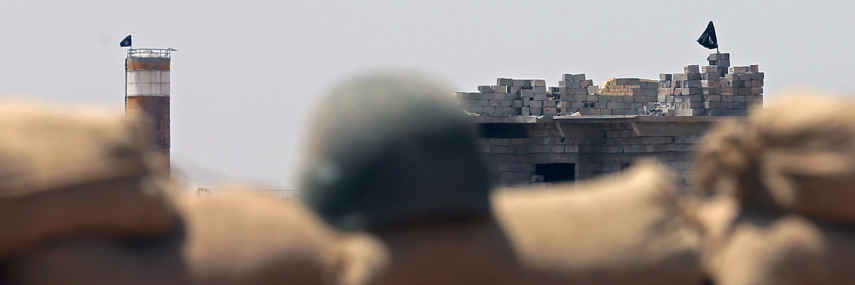 Banderas del Estado Islámico vistas desde posiciones de los Peshmerga. (Karim Sahib/AFP/Getty Images)