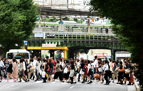 Gente caminando por el distrito de Ginza en Tokio, Japón. (Toshifumi Kitamura/AFP/Getty Images)