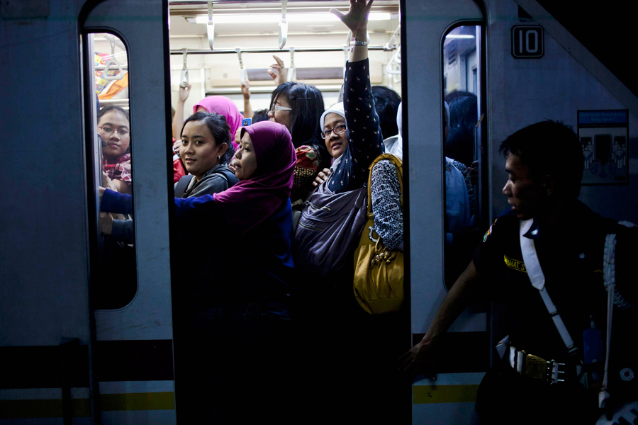 Yakarta (Indonesia). El mayor peligro en Yakarta tiene el nombre de “angkot” (pequeñas furgonetas privadas usadas para transportar a personas). Este es el método de transporte más extendido en la ciudad, puesto que la red pública de autobuses Transjakarta es muy deficiente y poco segura. Pero el problema va más allá y la mayoría de las mujeres no denuncian los casos porque o no son investigados o son culpadas por la propia policía. El Gobierno ha tomado diferentes medias como reforzar el número y crear secciones solo de mujeres en los autobuses de Transjakarta y obligar a los conductores de “angkot” a vestir un uniforme y a mostrar sus datos en una placa expuesta en el vehículo. Un vagón de metro en hora punta (Ulet Ifansasti/Getty Images)