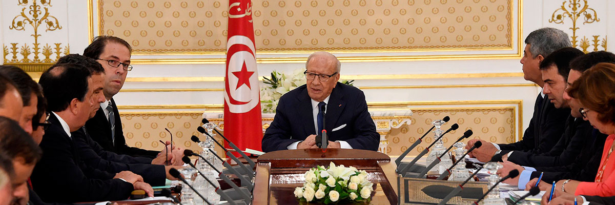 El presidente de Túnez, Béji Caid Essebsi, el primer ministro, Youssef Chahed, y miembros del nuevo Gobierno de Túnez durante la primera sesión de gabinete. (Fethi Belaid/AFP/Getty Images)