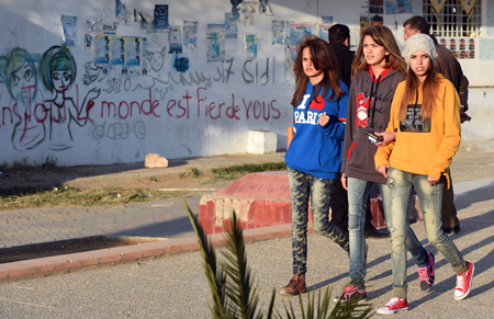 Un grupo de chicas camina por la avenida de Mohamed Bouazizi en Sidi Bouzid 5 años después del estallido de las Primaveras Árabes (Fethi Belaid/AFP/Getty Images)