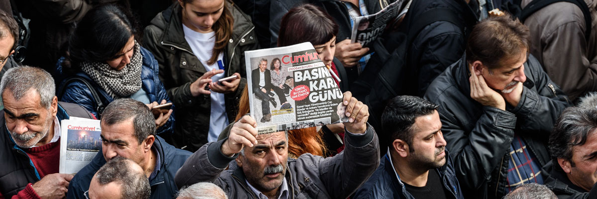 Manifestación de apoyo al redactor jefe del diario Cumhuriyet tras ser arrestado. Zan Kose/AFP/Getty Images