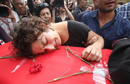 Un familiar de una de las víctimas del atentado en Ankara durante el funeral, 11 de octubre de 2015. Adem Altan/AFP/Getty Images.