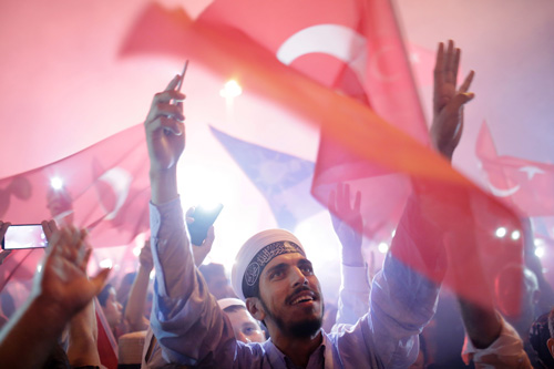 Seguidores del presidente Erdogan se manifiestan en contra del Golpe de Estado en Turquía. (Yasin Akgul/AFP/Getty Images)