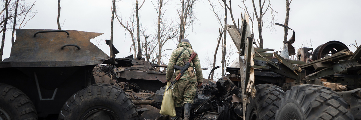 Rebeldes prorrusos en una posición destruida de las fuerzas ucranianas en la ciudad de Debaltseve al Este de Ucrania el 20 de febrero de 2015. (Andrey Borodulin/AFP/Getty Images)