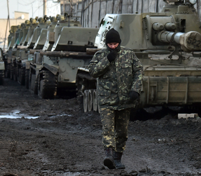 Tanques esperando para ser subidos en un tren en el Este de Ucrania, región de Donetsk. (Sergei Supinsky/AFP/Getty Images)
