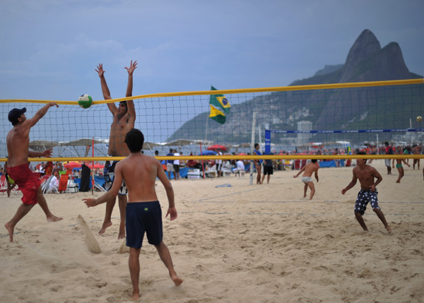 VOLLEY: Un grupo de personas juega al volley playa. Brasil se caracteriza no solo por su variedad étnica y religiosa sino también por las múltiples y diversas influencias culturales que tienen las costumbres brasileñas. CHRISTOPHE SIMON/AFP/Getty Images