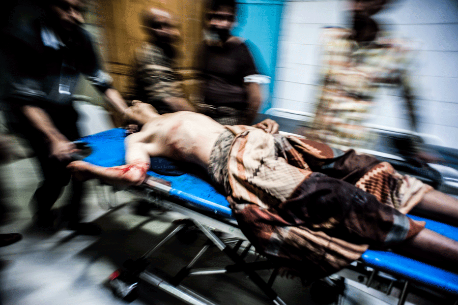 28 heridos son trasladados al hospital Yumhuría de Saná tras un bombardeo de la coalición en un barrio de la capital. El férreo embargo impuesto sobre Yemen ha obligado a cerrar la mayoría de hospitales por falta de combustible. Julio de 2015/Natalia Sancha