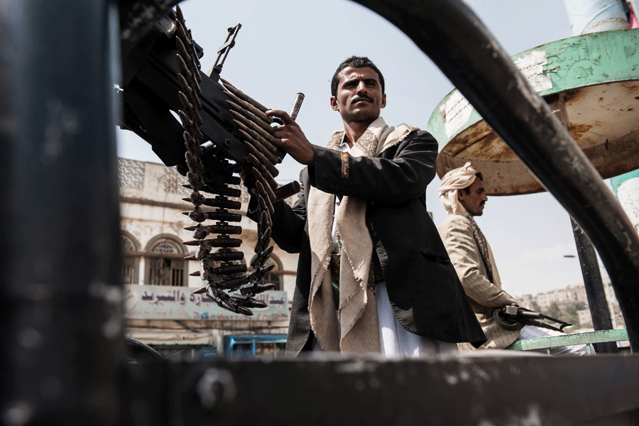 Rebeldes hutíes de Ansar Alá y facciones aliadas del Ejército yemení patrullan las calles de la ciudad de Hajja, al norte de Yemen, asediada por los bombardeos de la coalición. Julio de 2015 /Natalia Sancha