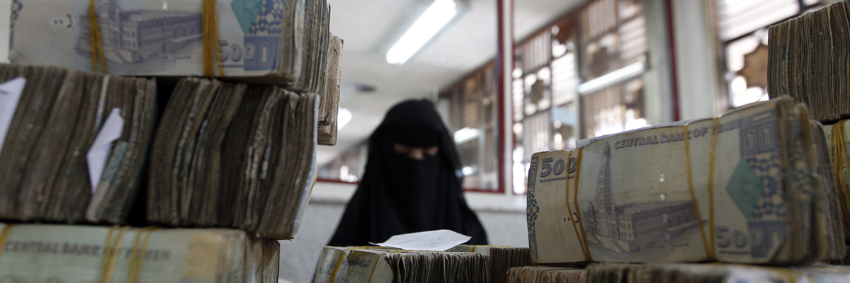 Una empleada del Banco Central de Yemen en Saná. (Mohammed Huwais/AFP/Getty Images)