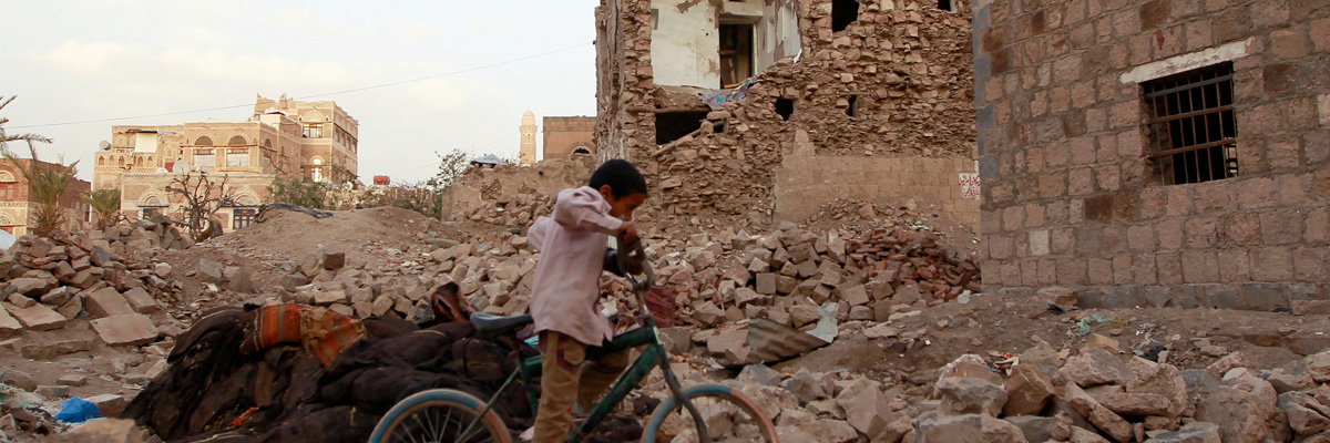 Un yemení monta en bici en las calles de Sanaa, Yemen. (Mohammed Huwais/AFP/Getty Images)