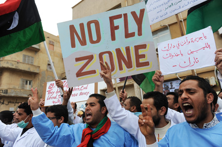 Manifestantes en contra de una zona de paso aéreo sobre Benghazi, en Libia.