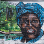 Wangari Maathai fue una política y ecologista keniana, y la primera mujer africana en recibir el Premio Nobel de la Paz. Luchadora por los derechos de las mujeres y activista medioambiental, alertó sobre la degradación ecológica en su país e impulsó el Movimiento Cinturón Verde, aún en activo, que alienta a las mujeres a trabajar juntas en la siembra de semillas en invernaderos. Hoy, 40 millones de árboles plantados en todo el continente y más de 3.000 viveros conforman el legado de Maathai, retratada en la foto, así como la idea de que las mujeres pueden ser un gran activo en la lucha contra el cambio climático. Boniface Muthoni/SOPA Images/LightRocket Getty Images