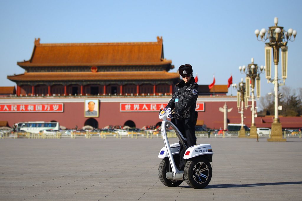 Mujer policia en Plaza de Tiananmen, China
