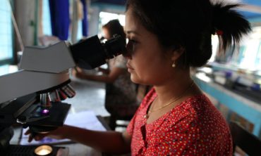 Mujeres a ambos lados del microscopio